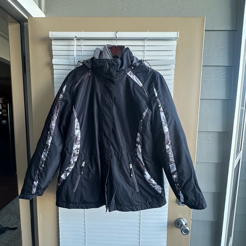 Below Zero Women’s black and white jacket